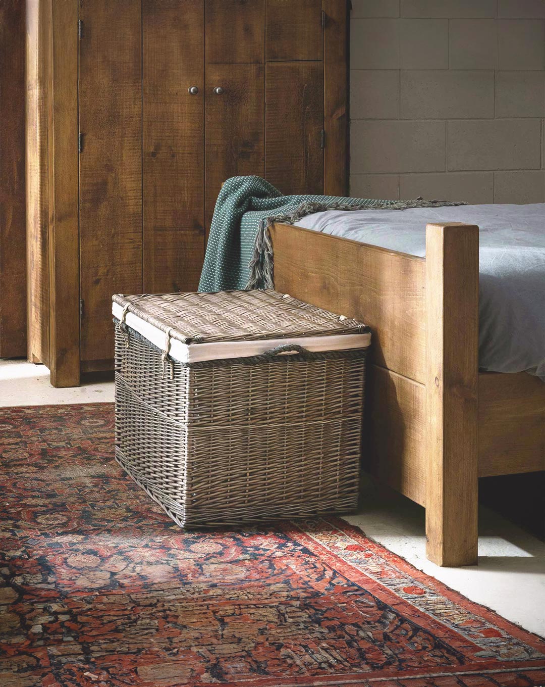 Extra Large 29-inch Wicker Storage Chest with Rope Handles (Antique Wash)