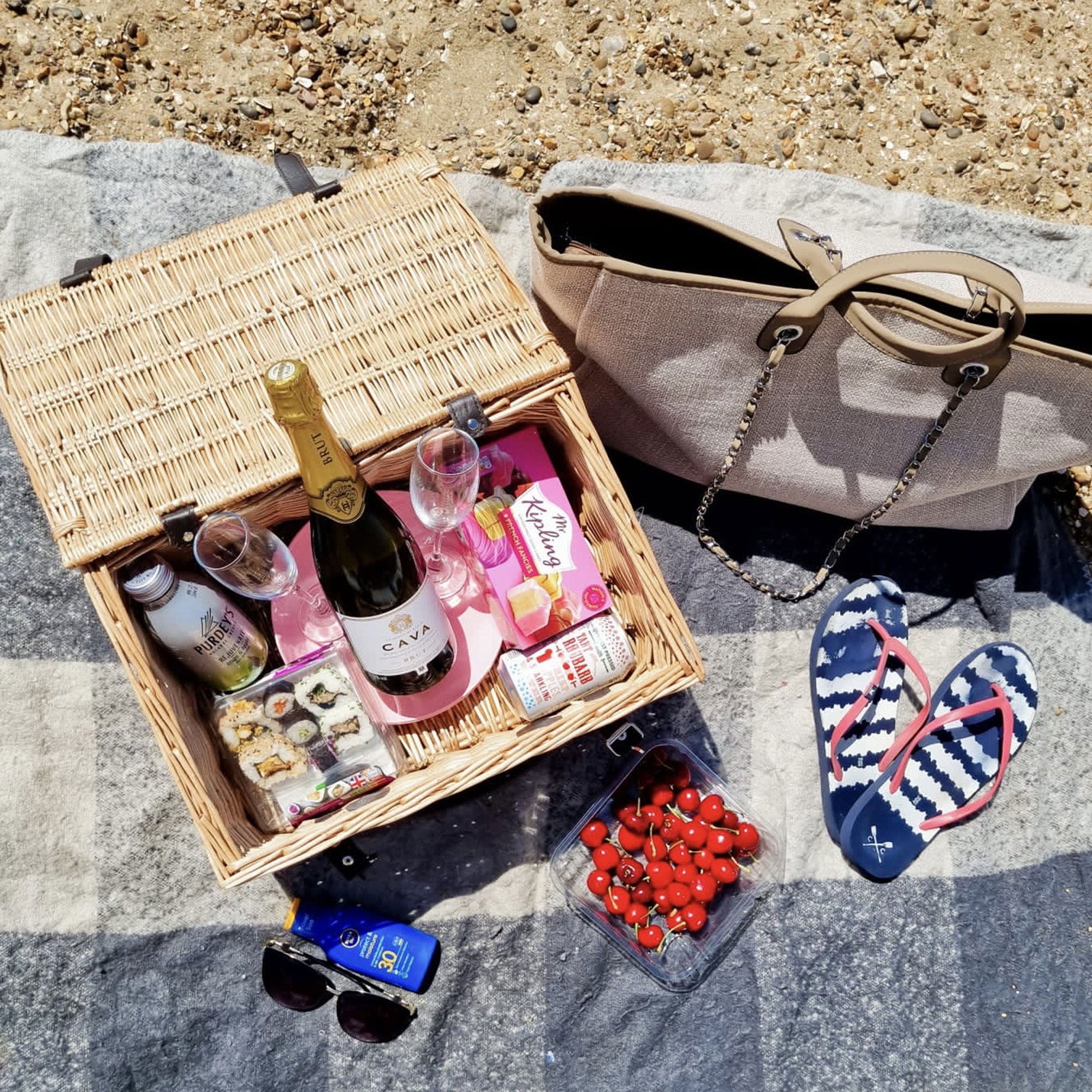 2 person picnic basket - outdoor gifts for couples